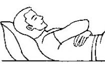Połóż się na brzuchu z ramionami wzdłuż boków. Przepisy na ból dolnej części pleców